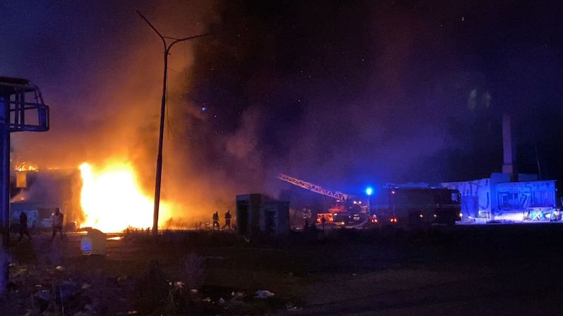 Hasiči v pražské Libni zasahovali u požáru opuštěné budovy